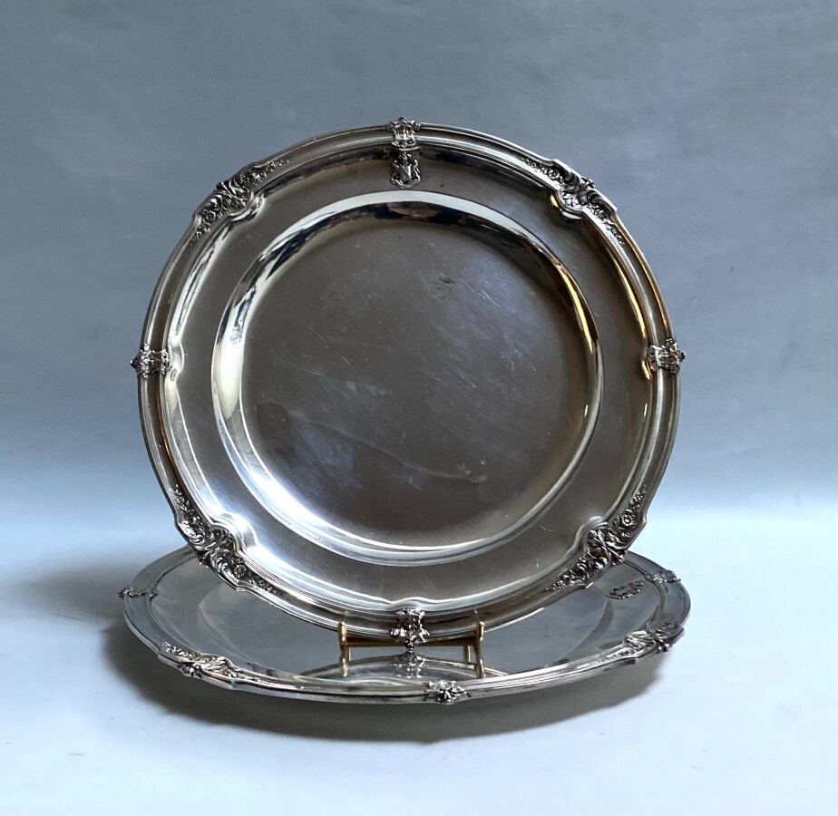 Null 一对圆形银盘，锉刀和叶子的扣子模型，有一个骑士的头盔

密涅瓦。金匠：欧仁-勒菲弗尔（1896-1910）。

D.：34.5厘米 重量：1公斤 89&hellip;