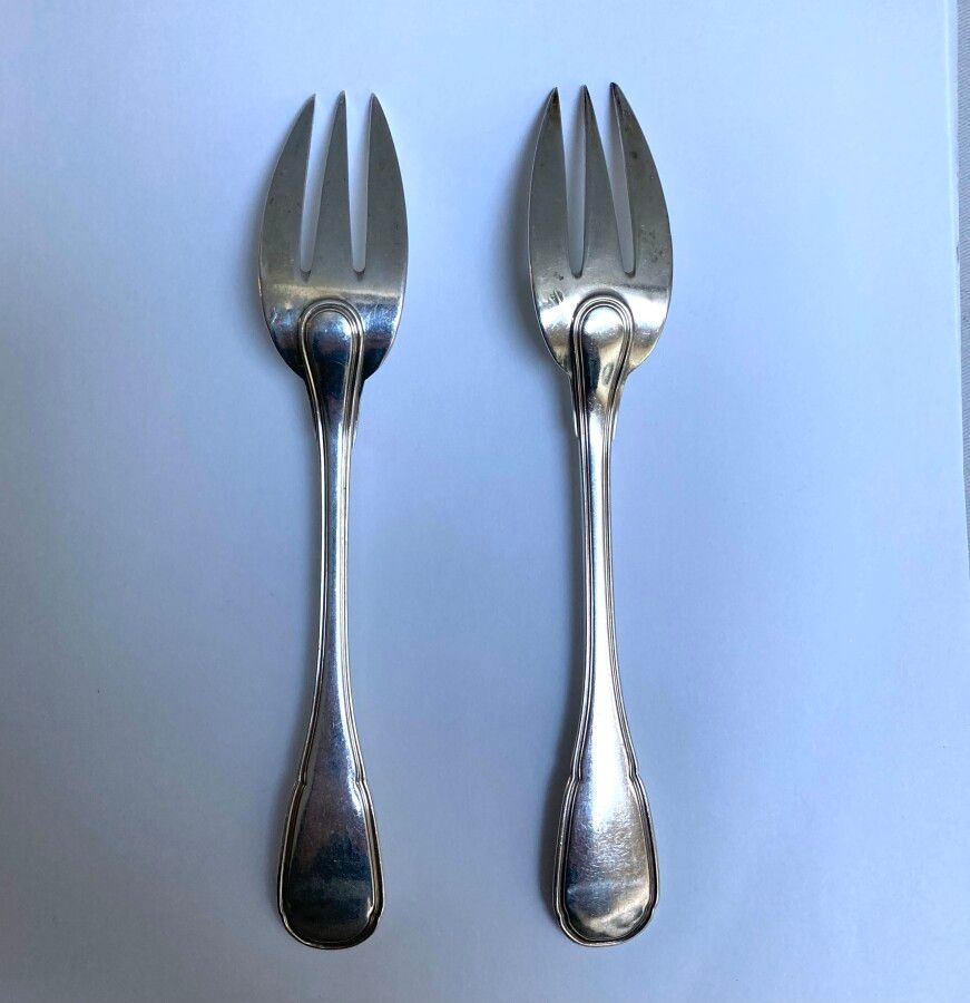 Null 两把银质甜点叉，锉刀型

密涅瓦。金匠：Emile PUIFORCAT

长：17.5厘米 重量：112克