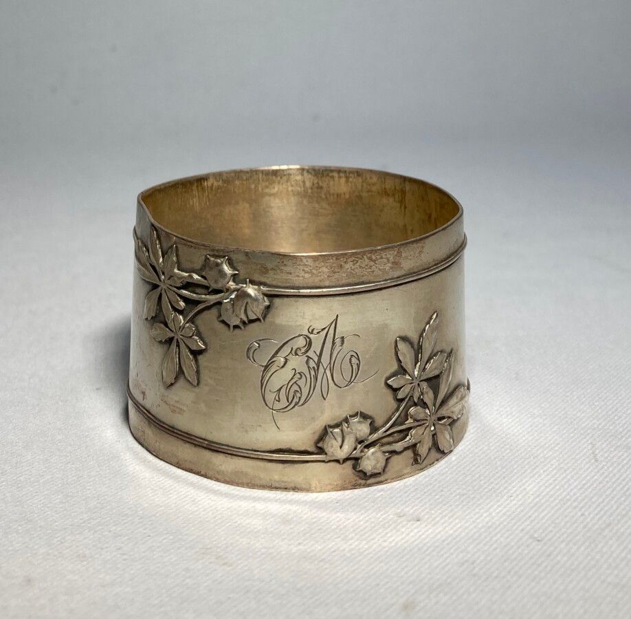 Null Silver napkin ring with foliage decoration, engraved

Minerve

H.: 3.4 cm W&hellip;