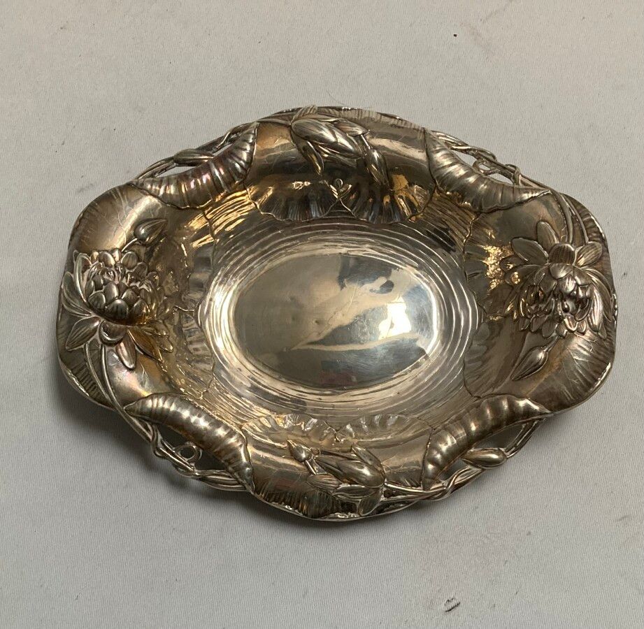 Null Oval silver platter with floral decoration

English work

Goldsmith: Daniel&hellip;