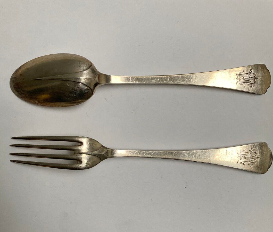 Null 银质餐具，鼠尾型，刻有图案

密涅瓦。金匠: 阿尔方斯-德班(1883-1911)

重量：164克