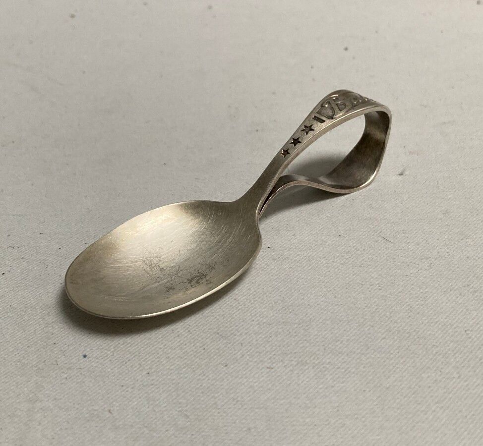 Null 银质沸腾勺（低滴度），刻有 "宝宝

标有 "御用银盘 "的外国作品

长：9厘米 重量：16克