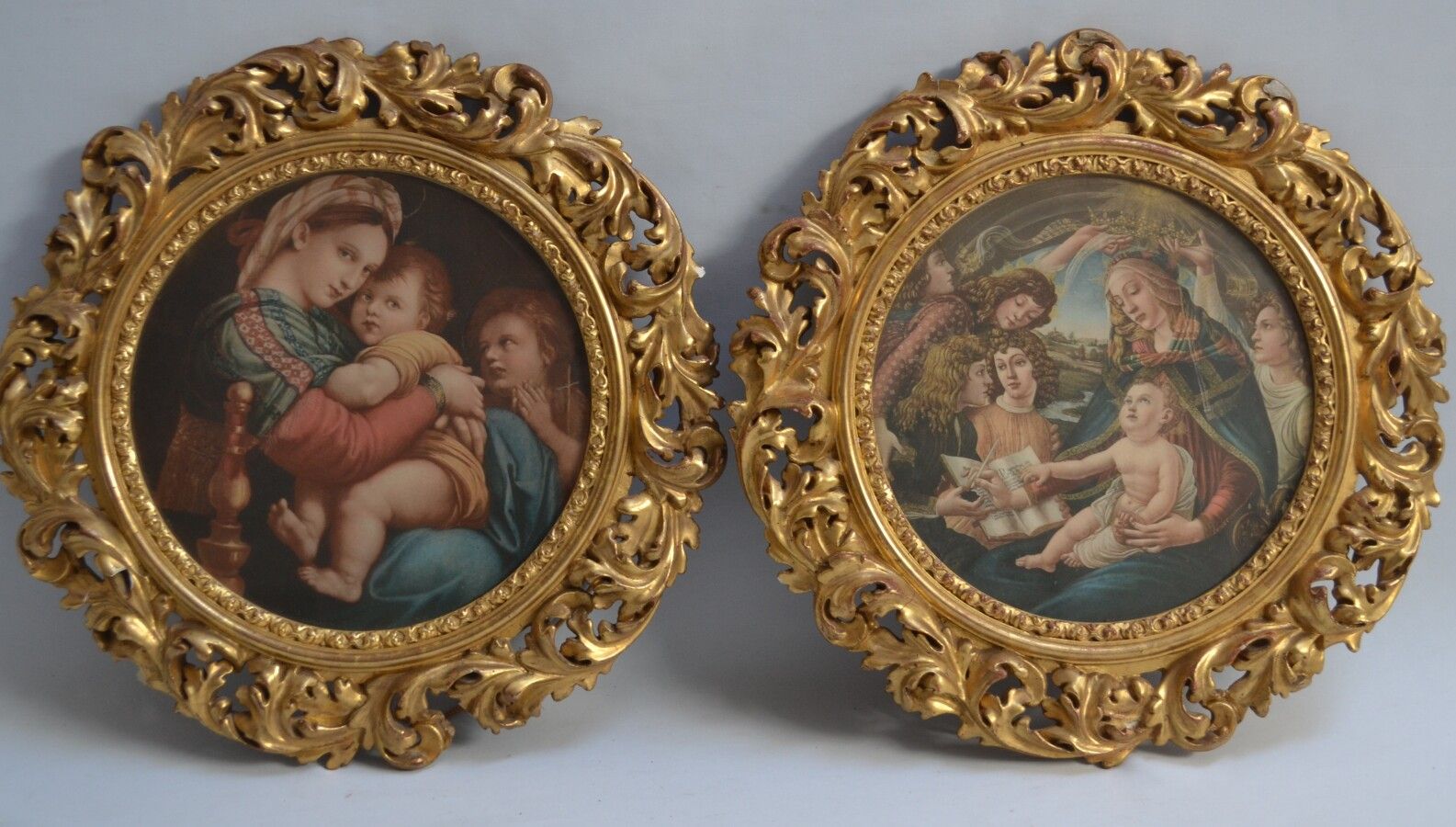 Null Pair of carved and gilded stucco frames with foliage decoration, containing&hellip;