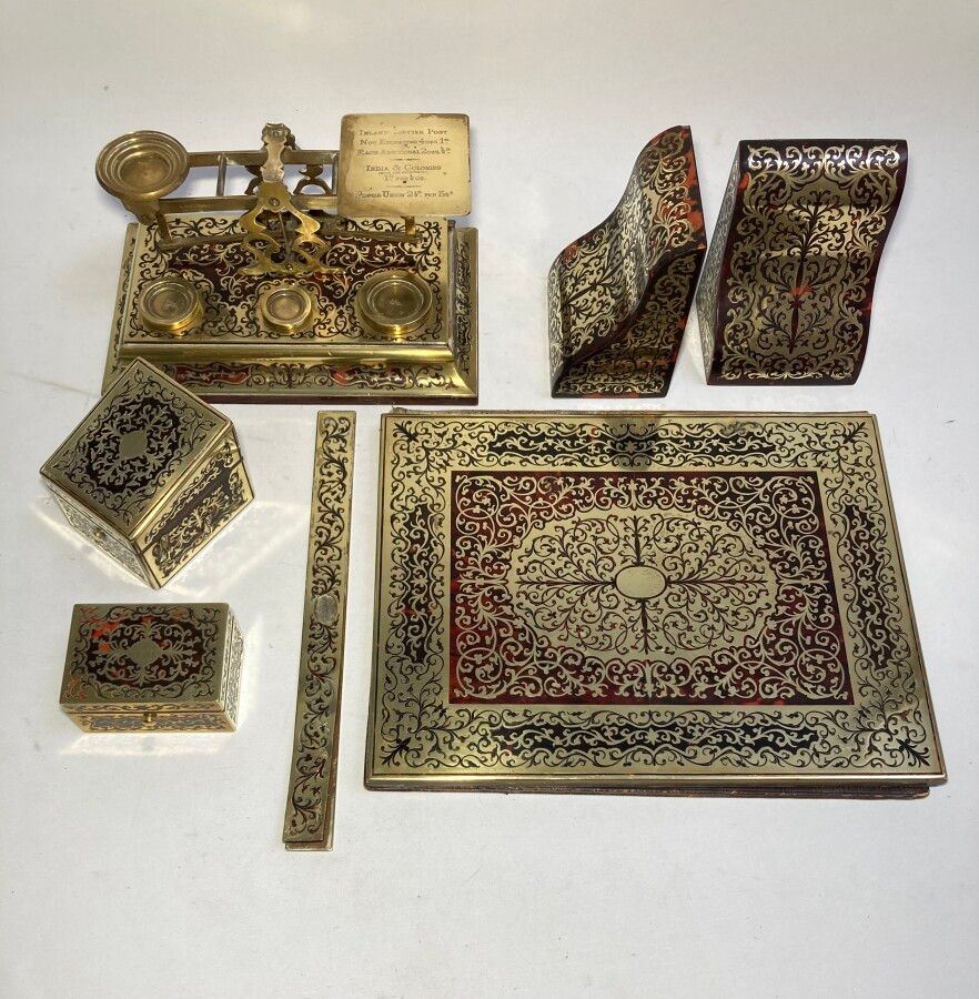 Null James Collard VICKERY

黄铜和玳瑁Boulle镶嵌书桌套装，包括七件物品：一个书桌垫、一个字母表、两个书架、一把尺子、一个邮票盒&hellip;