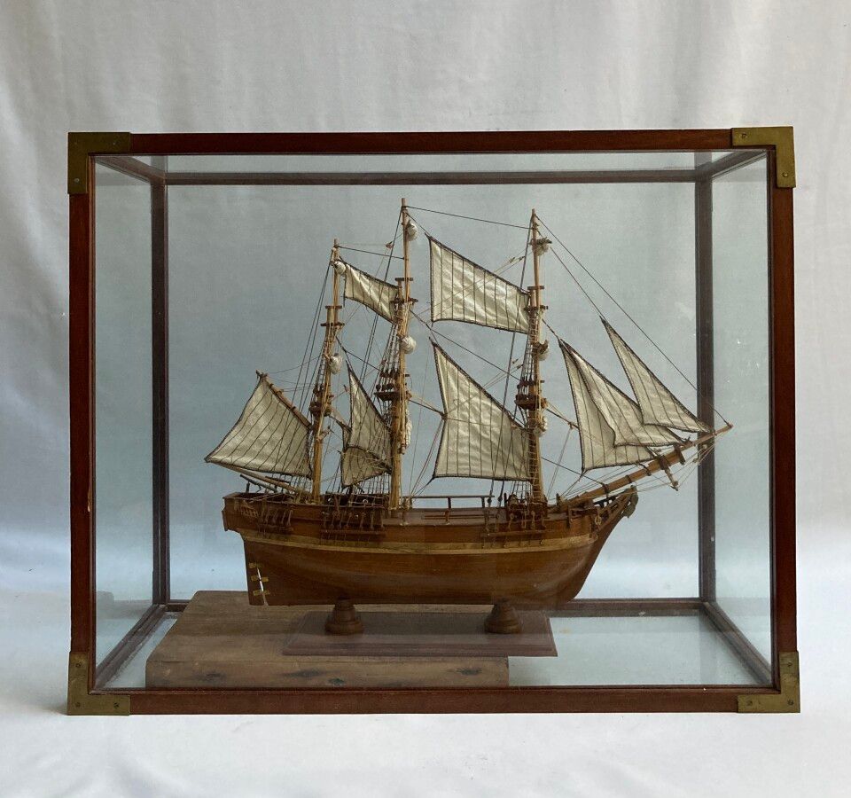 Null Holzmodell eines Dreimasters in einem Glaskäfig.

Gesamthöhe: 61,5 cm