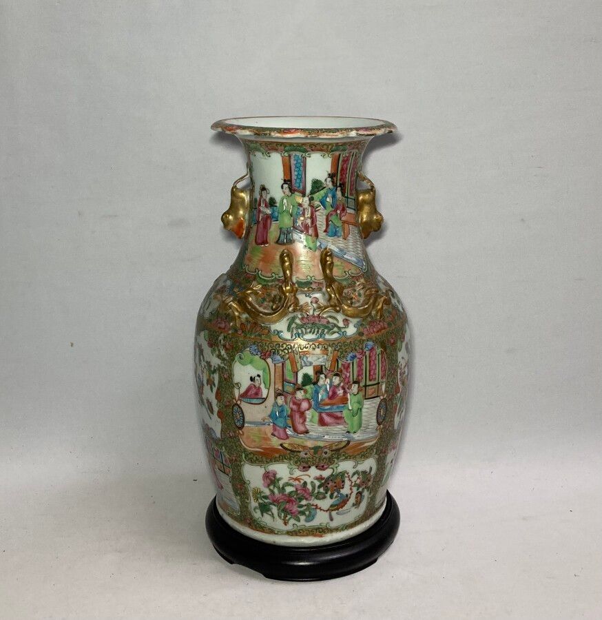 Null 中国广州

瓷器花瓶，多色和金色装饰

高：35厘米（碎片和珐琅质碎片，附有木质底座）
