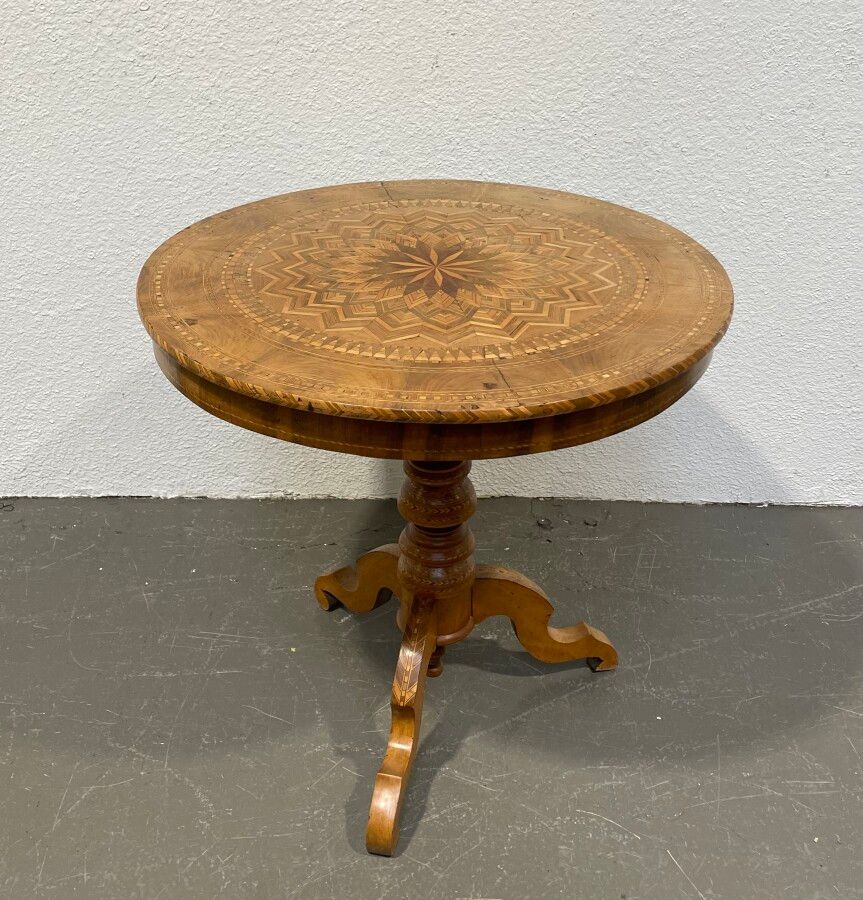 Null GUERIDON aus Naturholz und Intarsien, runde Platte auf einem zentralen Scha&hellip;