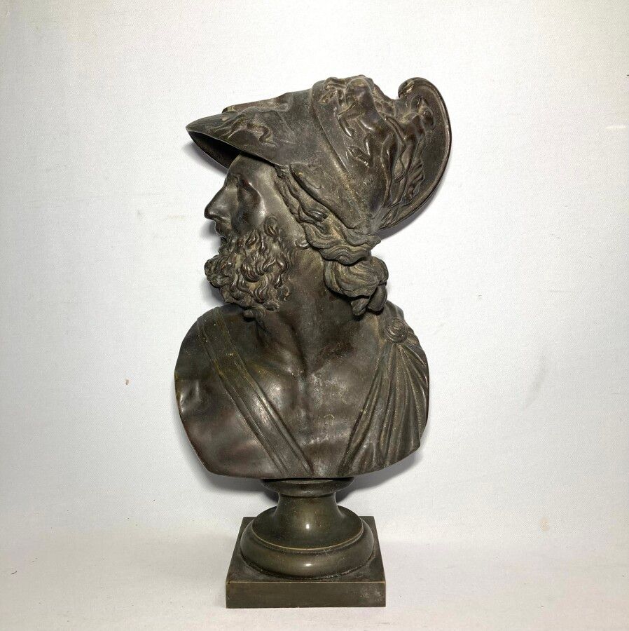 Null BUST of a helmeted man in bronze

In the taste of the antique

H.: 36.5 cm