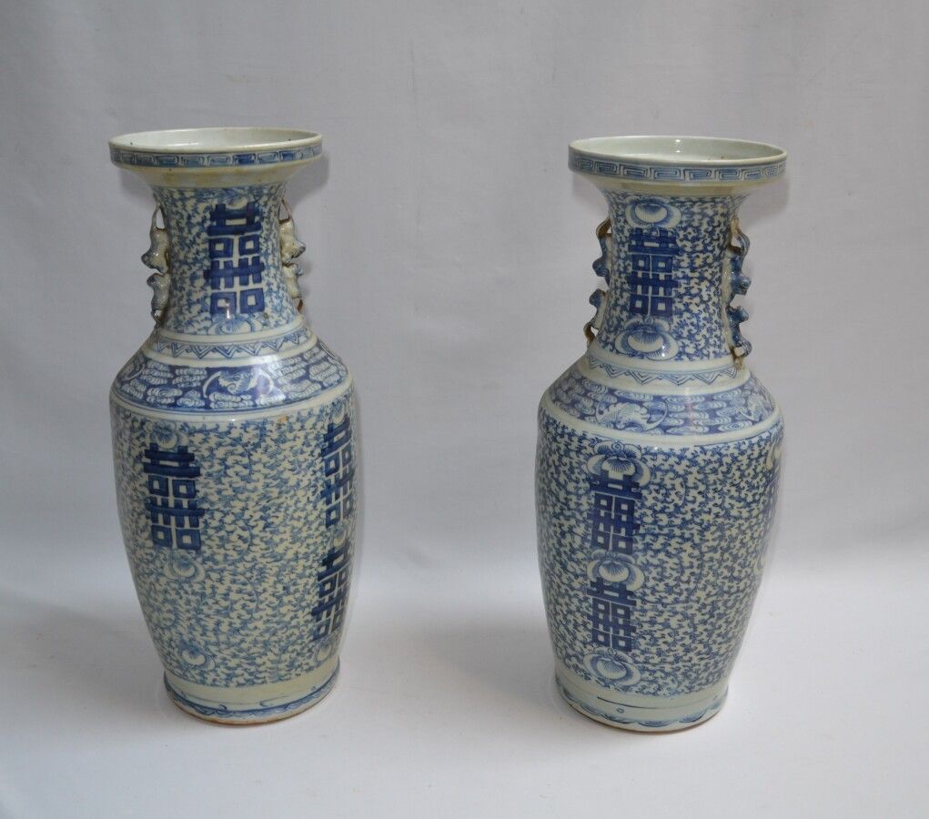 Null 中国

一对饰有蓝色卷轴、蝙蝠和汉字的瓷器花瓶

高：59.5和60厘米（其中一个底座下有小缺口）