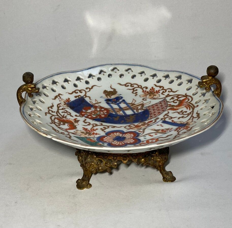 Null JAPAN

Porcelain dish with Imari decoration, mounted in a bronze display cu&hellip;