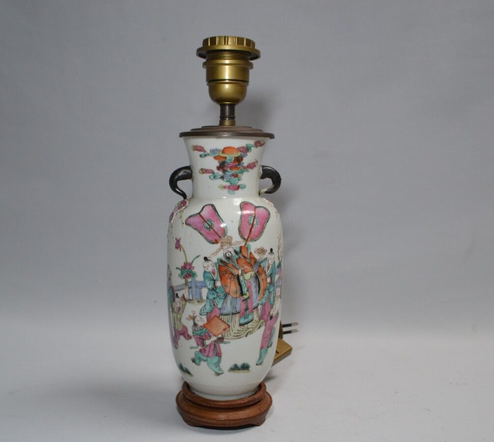Null 中国

瓷器花瓶，带多色装饰，安装为灯具

H.(单独的花瓶): 24 cm (修复物)