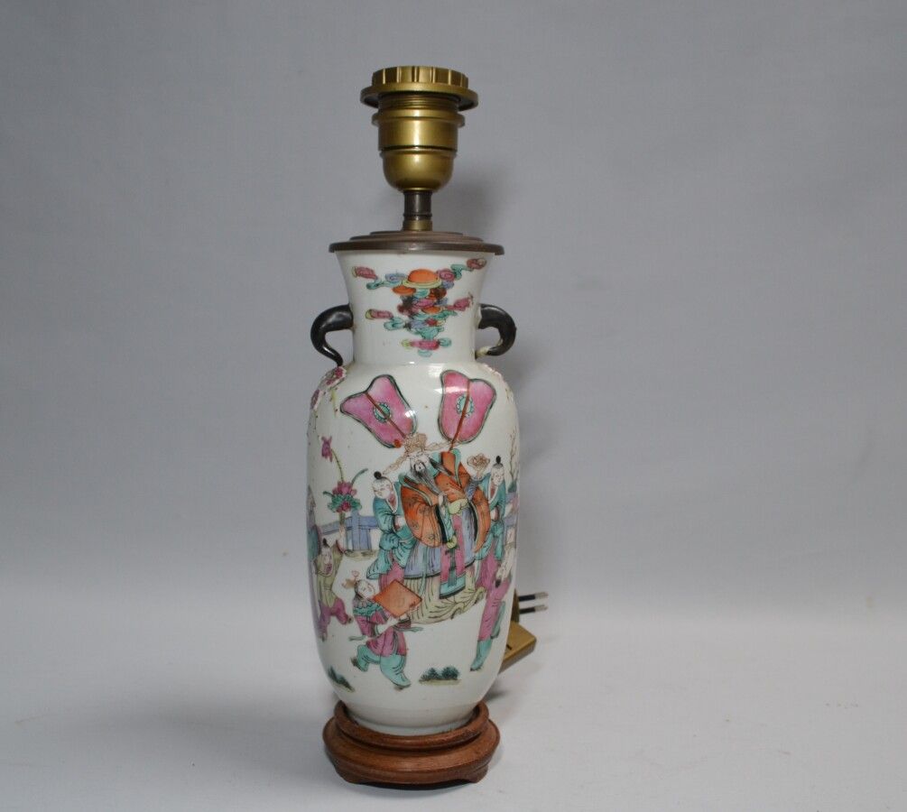 Null CHINA

Porzellanvase mit polychromem Dekor, als Lampe montiert.

H. (Vase a&hellip;