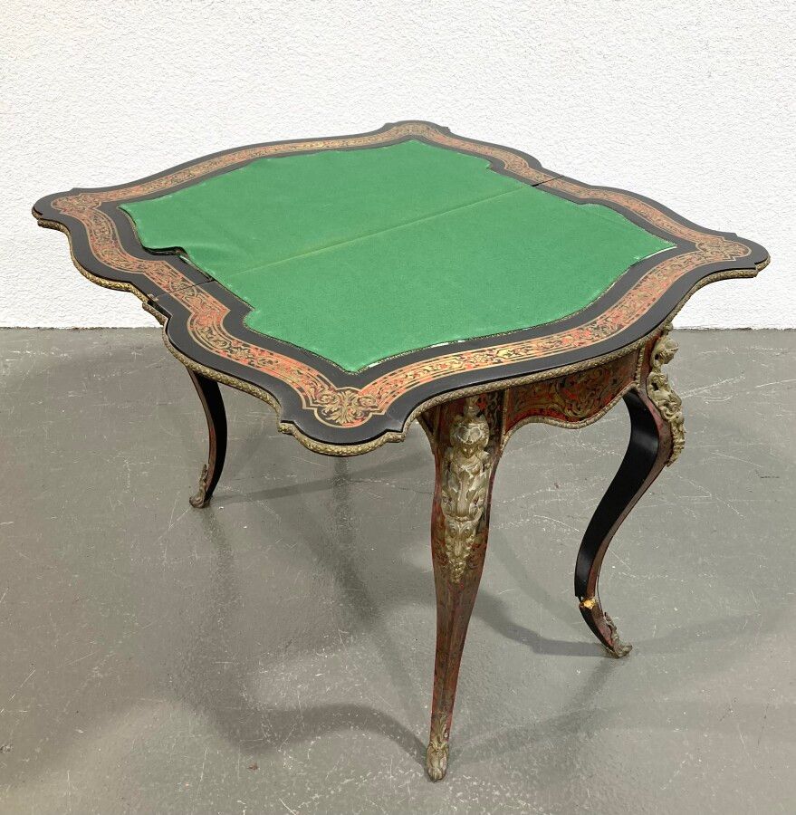 Null TABLE A JEUX formant CONSOLE en marqueterie Boulle d'écaille et laiton, le &hellip;