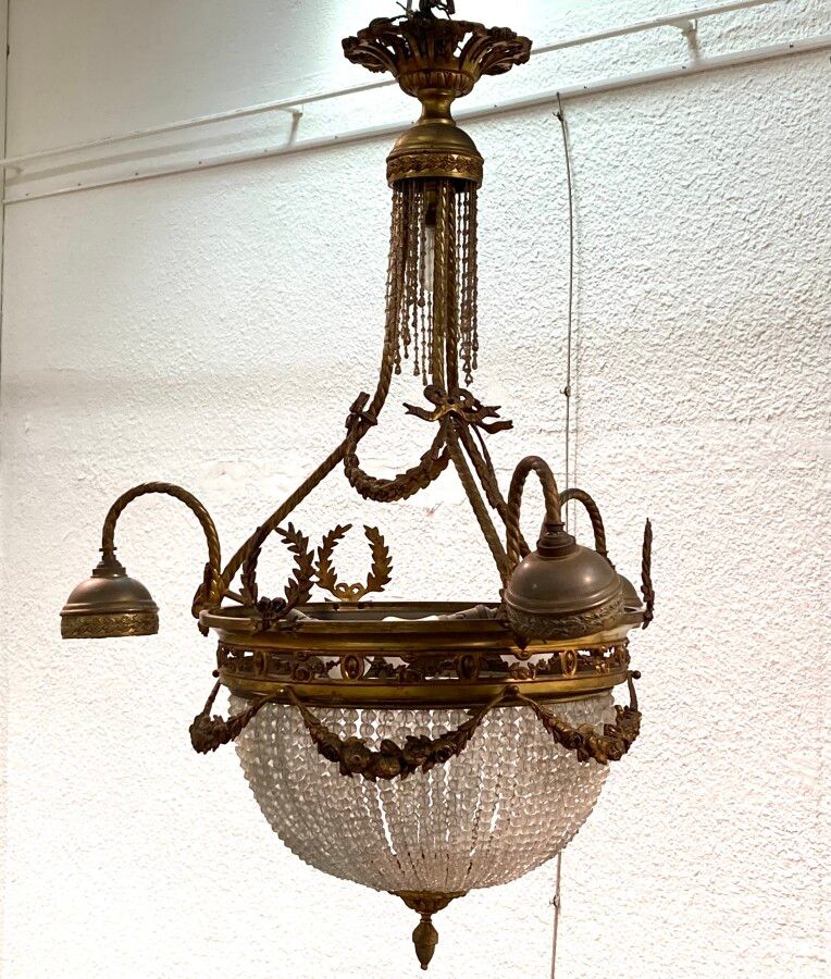 Null Un lampadario di bronzo con pendenti, decorato con fregi, ghirlande e fogli&hellip;