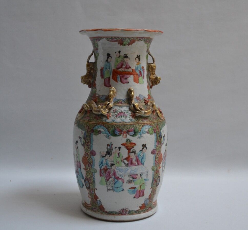 Null 中国广州

瓷质柱形花瓶，带多色和金色装饰

高：35.7厘米（轻微事故）。