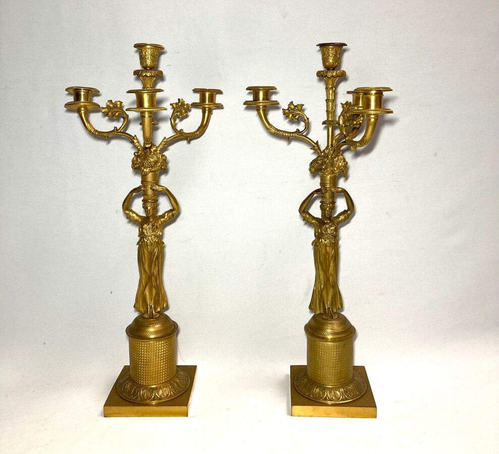 Null Pair of CANDELABRES in bronze representing a vestal woman with a basket ful&hellip;