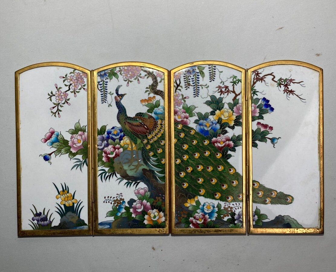 Null 中国

景泰蓝铜器和多色珐琅四叶屏风，带孔雀图案

高：18.5厘米 宽：8.2厘米每片叶子