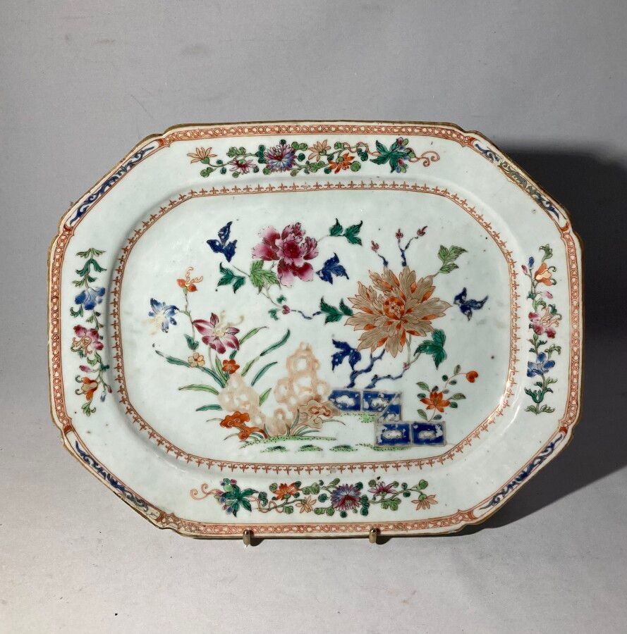 Null 中国印度公司

长方形瓷盘，有粉红色的家族装饰，有花、叶和屏障

18世纪

25.5 x 33厘米（缺口、修复、裂缝）