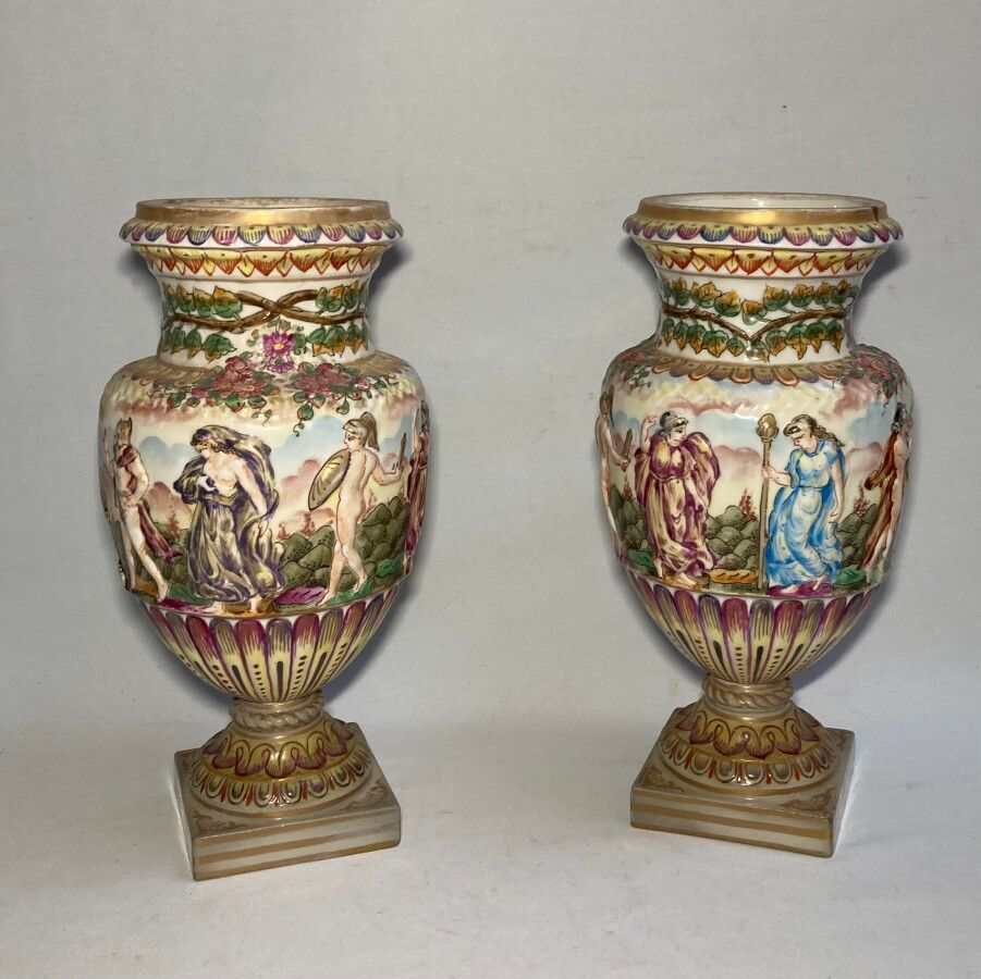 Null CAPODIMONTE

Paire de vases sur piédouche en porcelaine à décor polychrome &hellip;