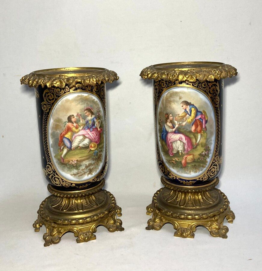 Null BAYEUX

Una coppia di vasi di porcellana decorati con scene galanti e fiori&hellip;