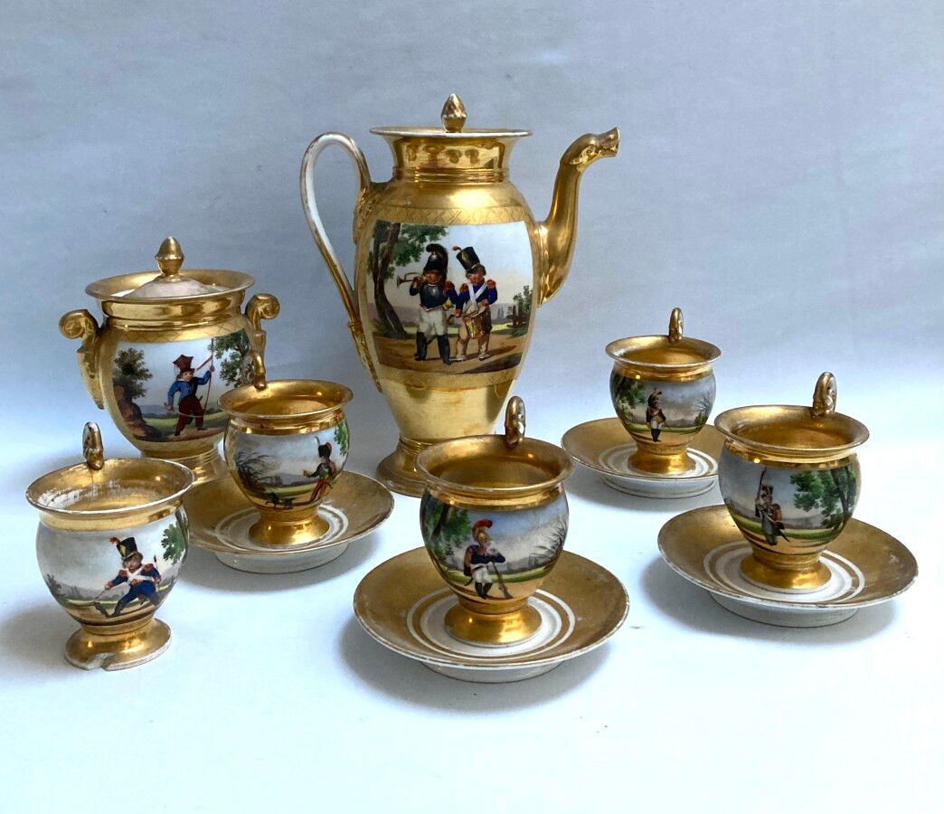 Null 巴黎

多色和金色瓷器咖啡套装，包括一个有盖咖啡壶，一个有盖水壶，一个牛奶壶，五个杯子和四个茶碟

19世纪

最大高度：24.5厘米（一个杯子破裂，&hellip;