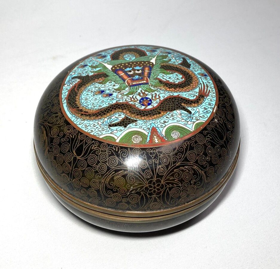 Null 中国

掐丝铜和多色珐琅覆盖的龙纹圆盒

高：10厘米，深：16厘米