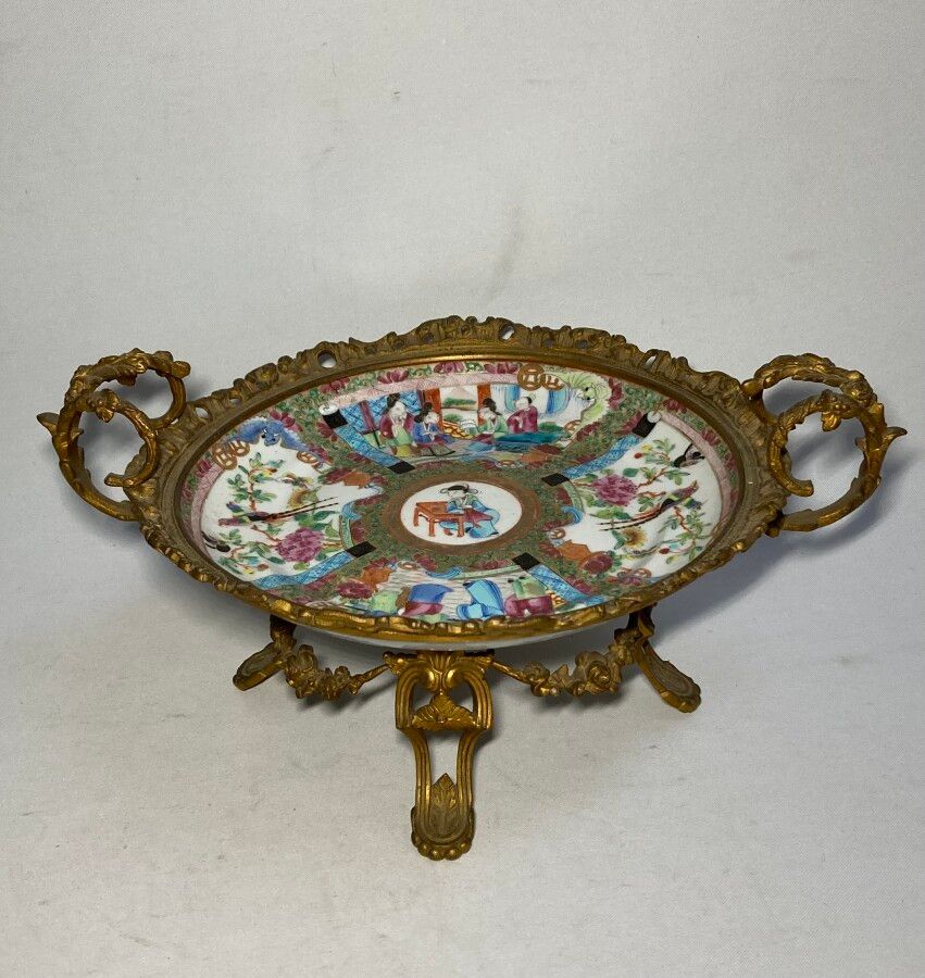 Null 中国广州

圆形瓷盘，安装在一个青铜展示碗中

高：14厘米 宽：30厘米 深：23厘米