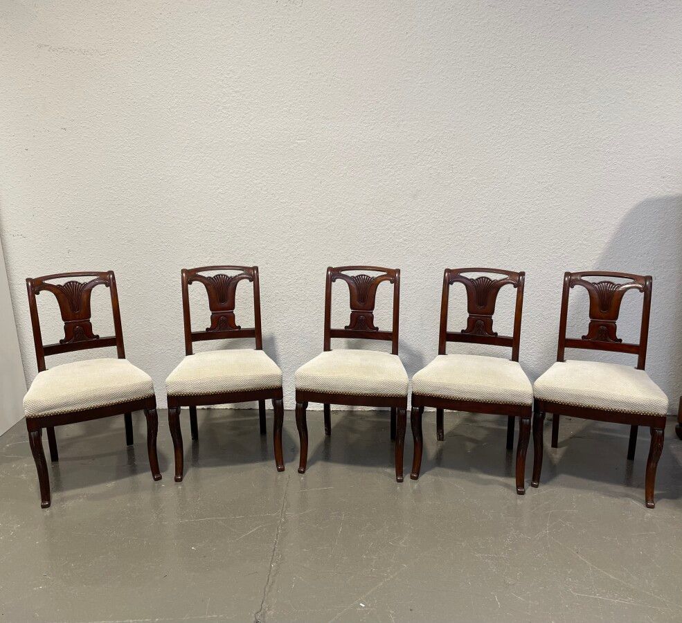 Null 五把雕刻和模制的桃花心木椅子，椅背上有把手。

19世纪