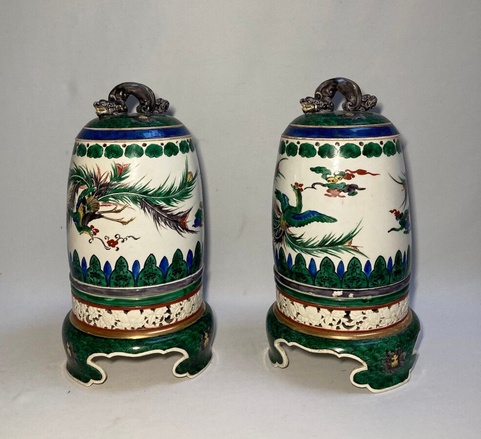 Null CHINE

Paire de pots couverts en porcelaine à décor polychrome d'oiseaux, f&hellip;
