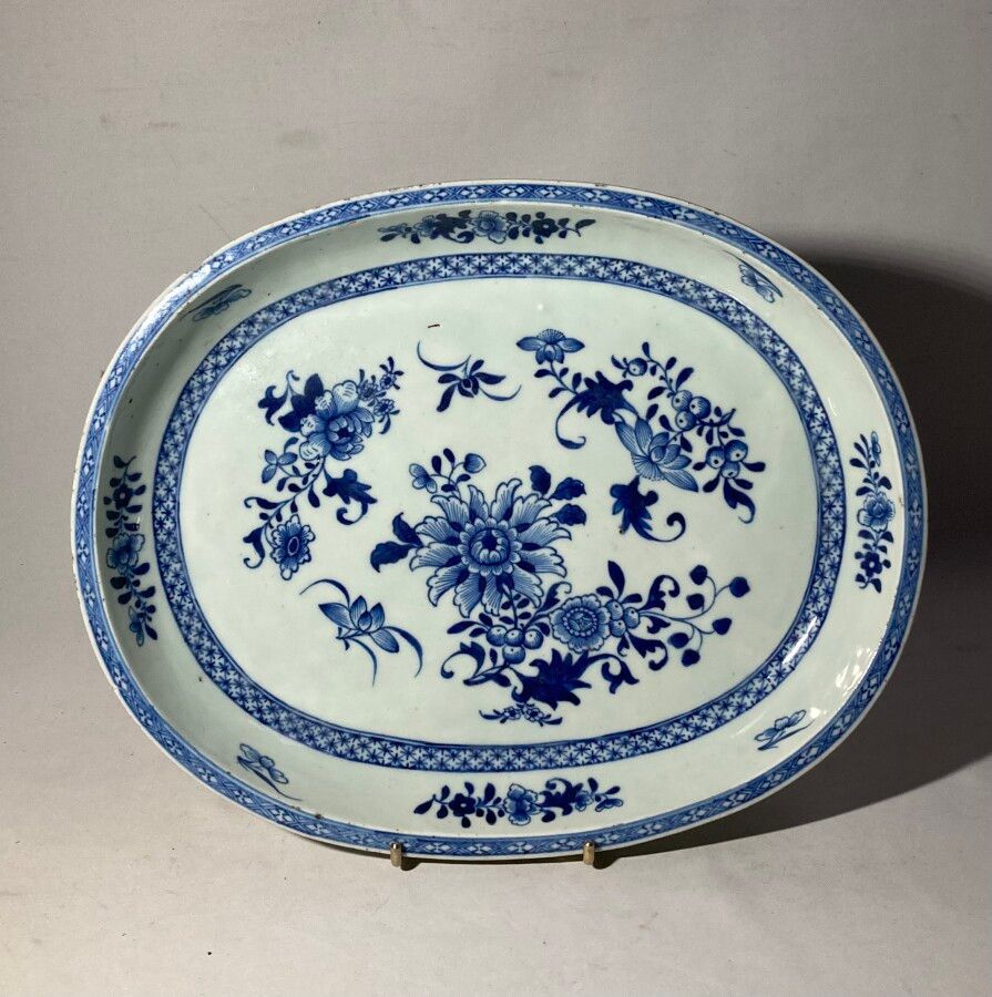 Null CHINA

Ovales Porzellanbecken mit blau-weißem Dekor aus Blumen und Blättern&hellip;