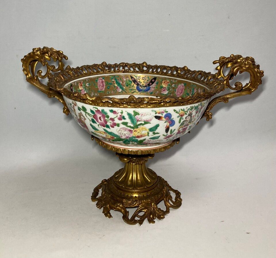 Null CHINA Canton

Porcelain punch bowl with polychrome and gold decoration, mou&hellip;