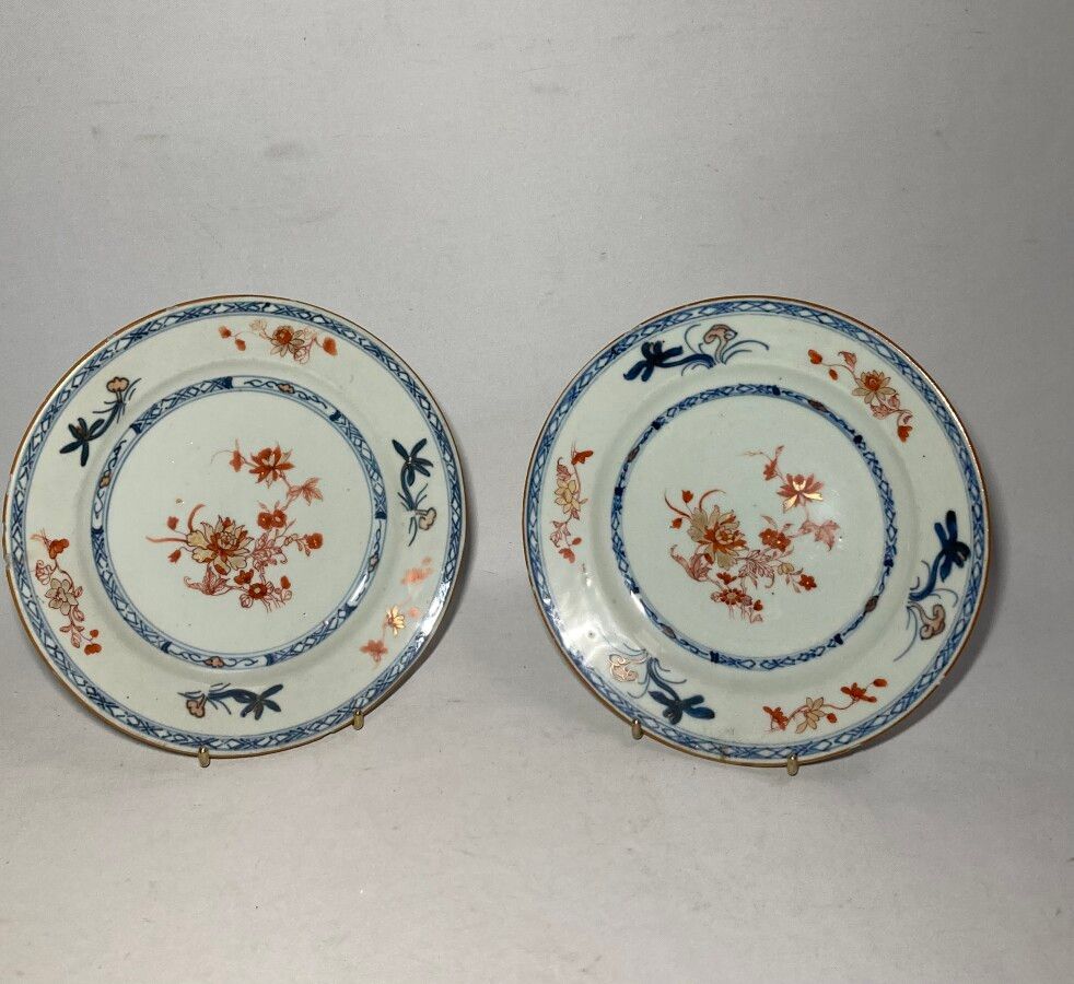 Null 中国

多彩装饰圆瓷盘一对

18世纪

D.: 23厘米（小碎片）