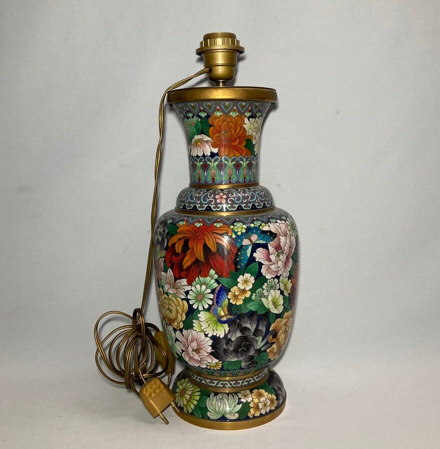 Null CINA

Un vaso in bronzo cloisonné e smalto policromo con fiori, montato com&hellip;