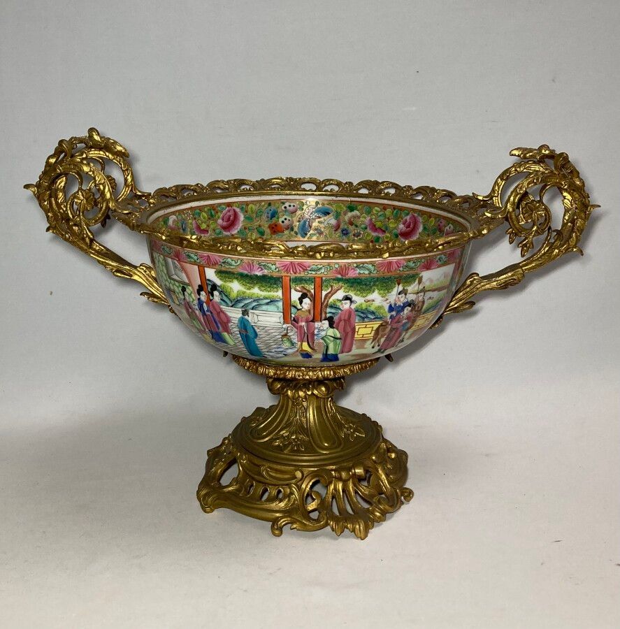 Null 中国广州

多色和金色装饰的瓷质冲撞碗，安装在一个青铜基座上

19世纪晚期

高：32厘米，宽：49厘米，深：34厘米