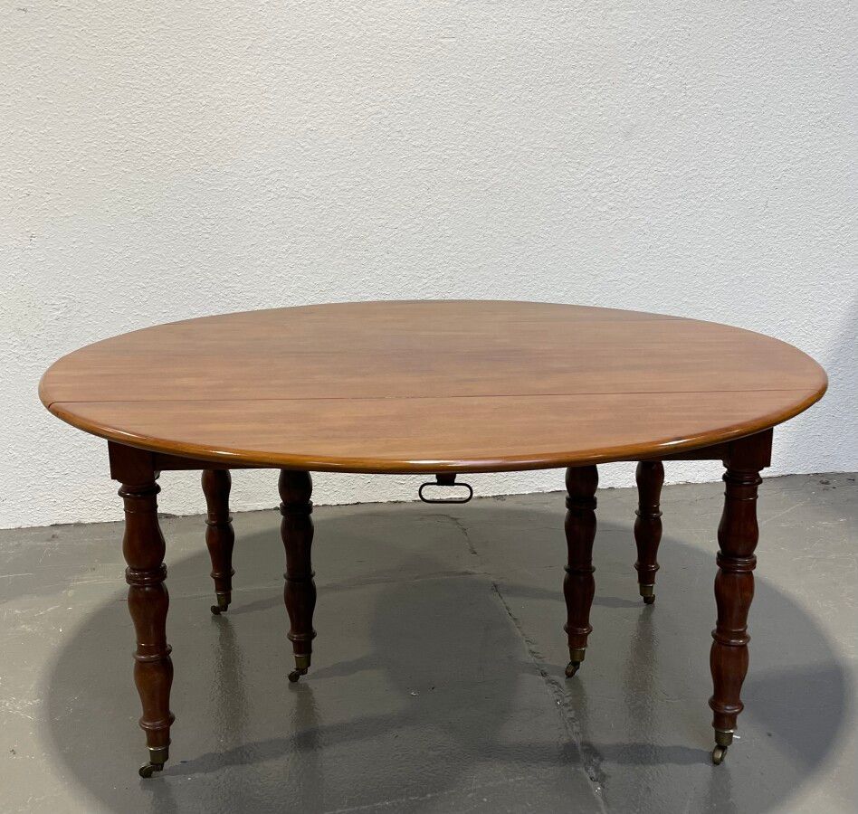 Null 桃花心木餐桌，六条环形腿，翻边

19世纪

高：70厘米，宽：145厘米