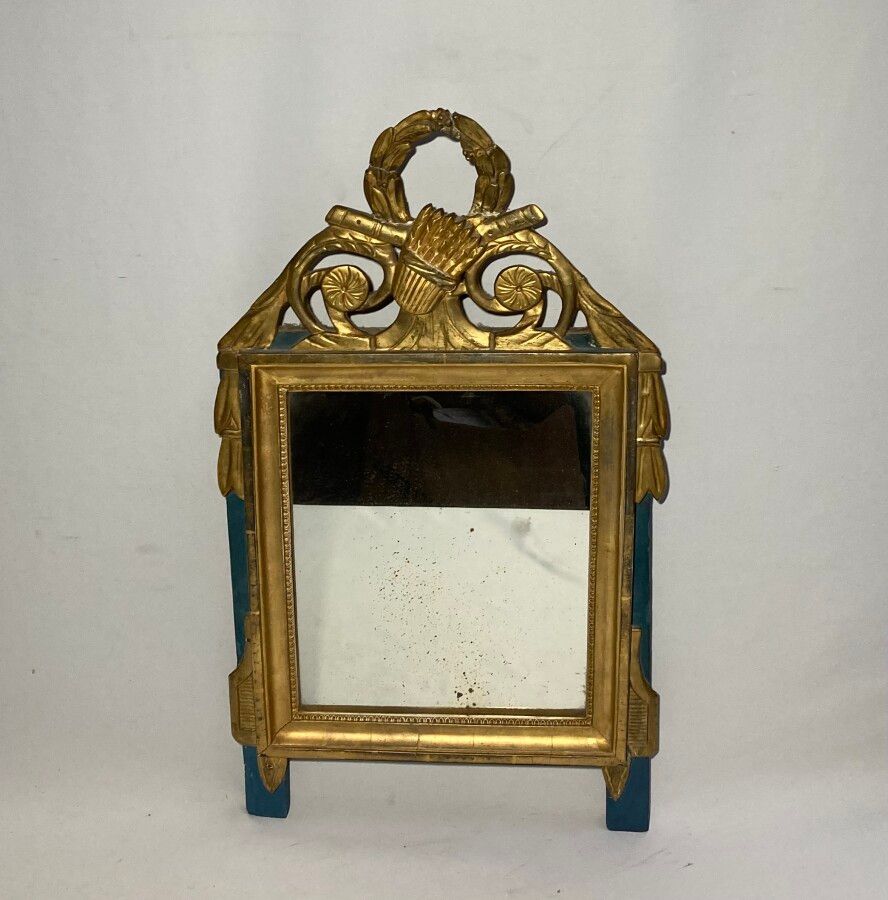 Null Petit MIROIR en bois peint et doré, le fronton à décor d'une gerbe de blés,&hellip;