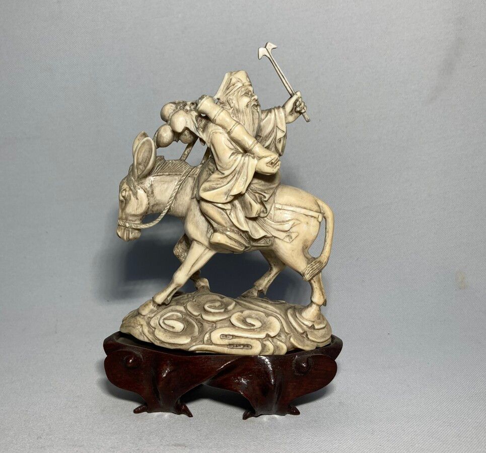 Null JAPAN

Carved ivory group representing a man on his mule, presented on a wo&hellip;