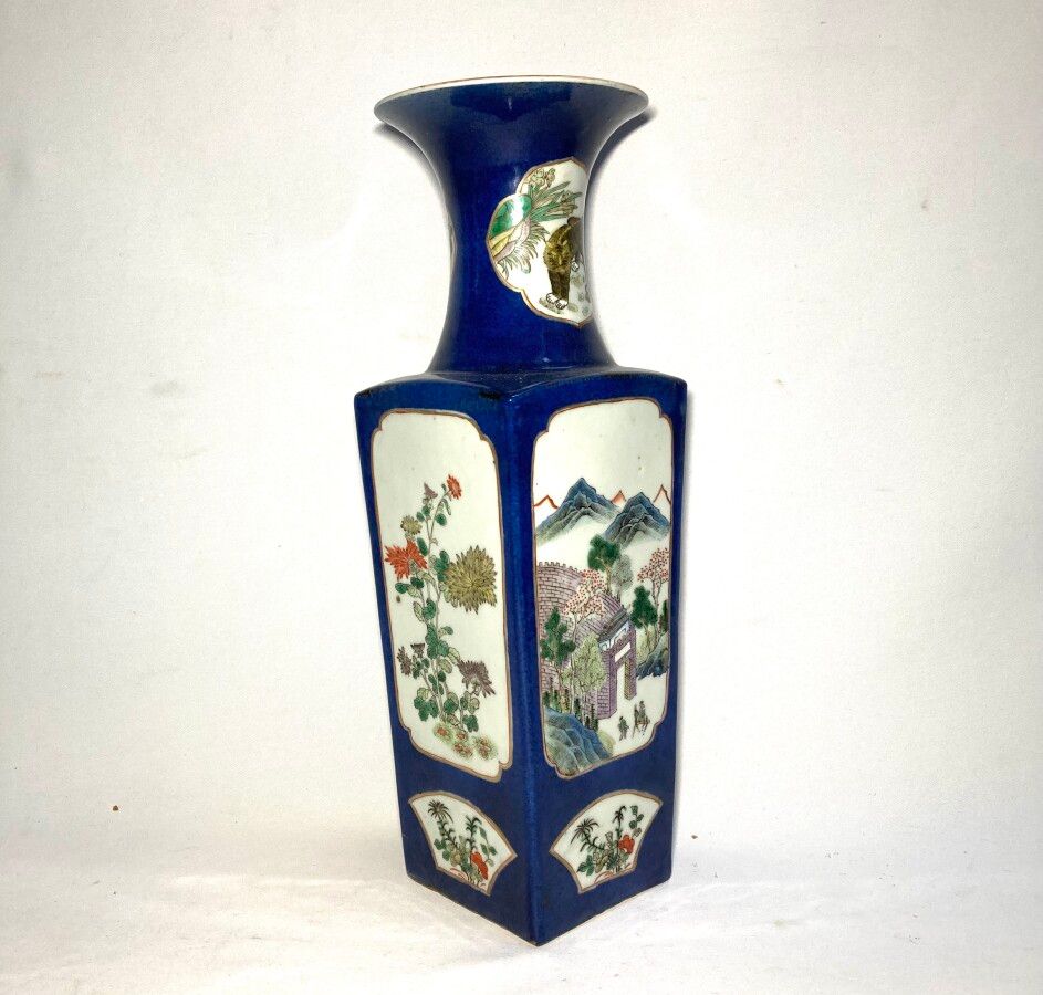 Null 中国

瓷质四角形花瓶，蓝底多色山水、动物和花卉装饰

高：40.5厘米（轻微的珐琅质碎片）