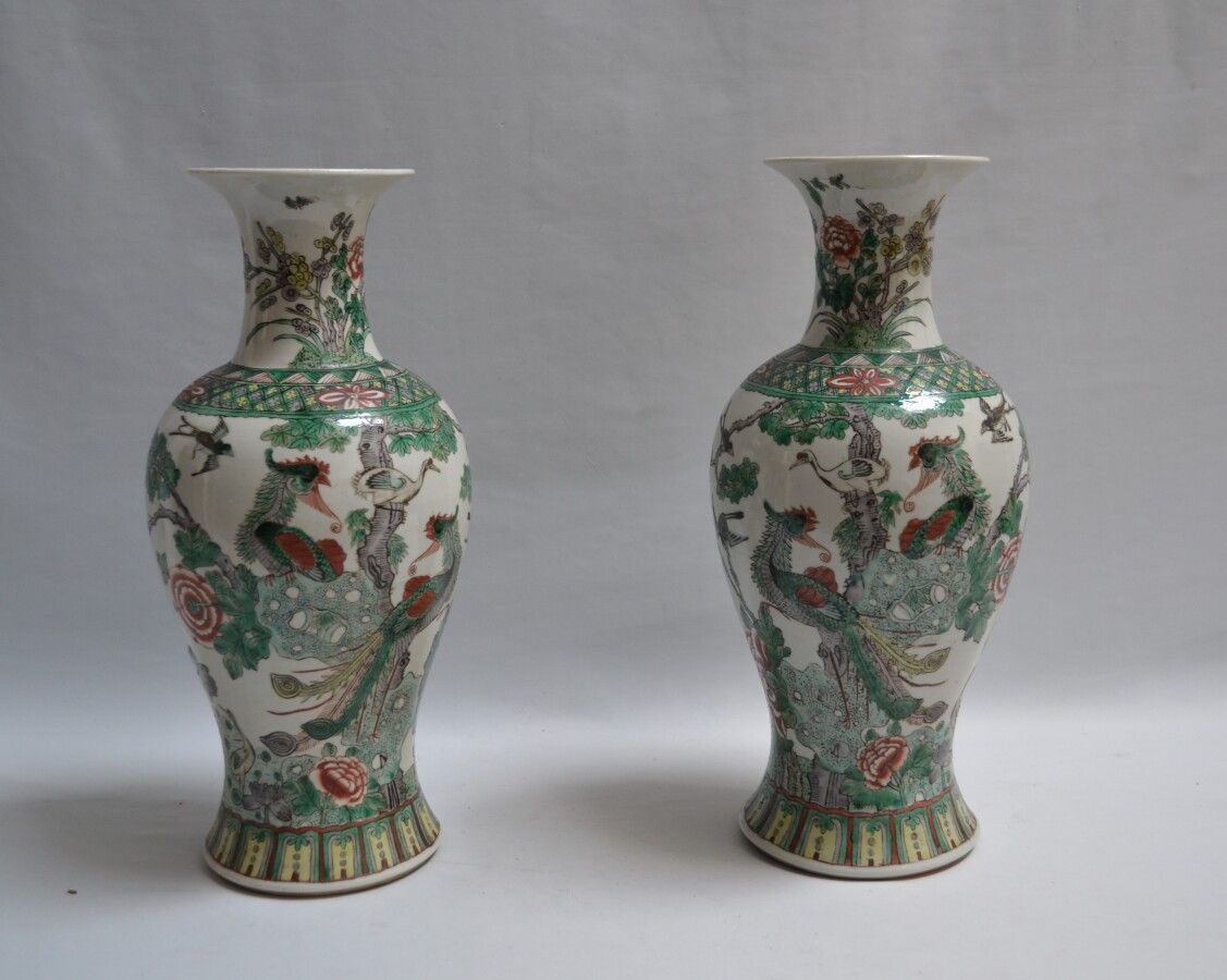 Null 中国

一对瓷器花瓶，多色装饰为森林景观中的神奇动物

高：45厘米（裂缝）。