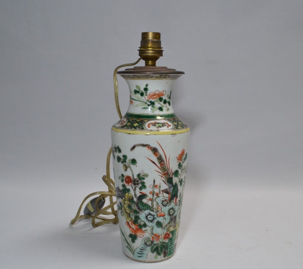 Null CHINE

Vase en porcelaine à décor polychrome, monté en lampe

H.: 23.5 cm s&hellip;