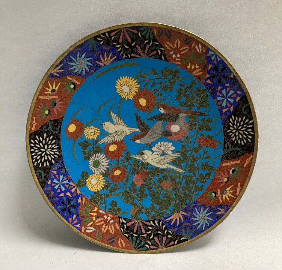 Null 中国

景泰蓝铜胎多色珐琅圆盘，饰以花鸟图案

D.: 31厘米