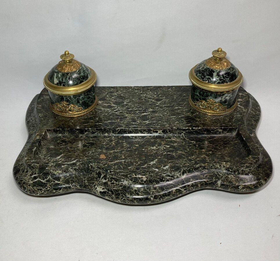 Null Sea Green marble ENCRIBER with two receptacles

Empire style

H.: 15 cm W.:&hellip;