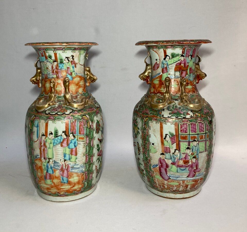 Null CHINE Canton

Paire de vases en porcelaine à décor polychrome et or de pers&hellip;