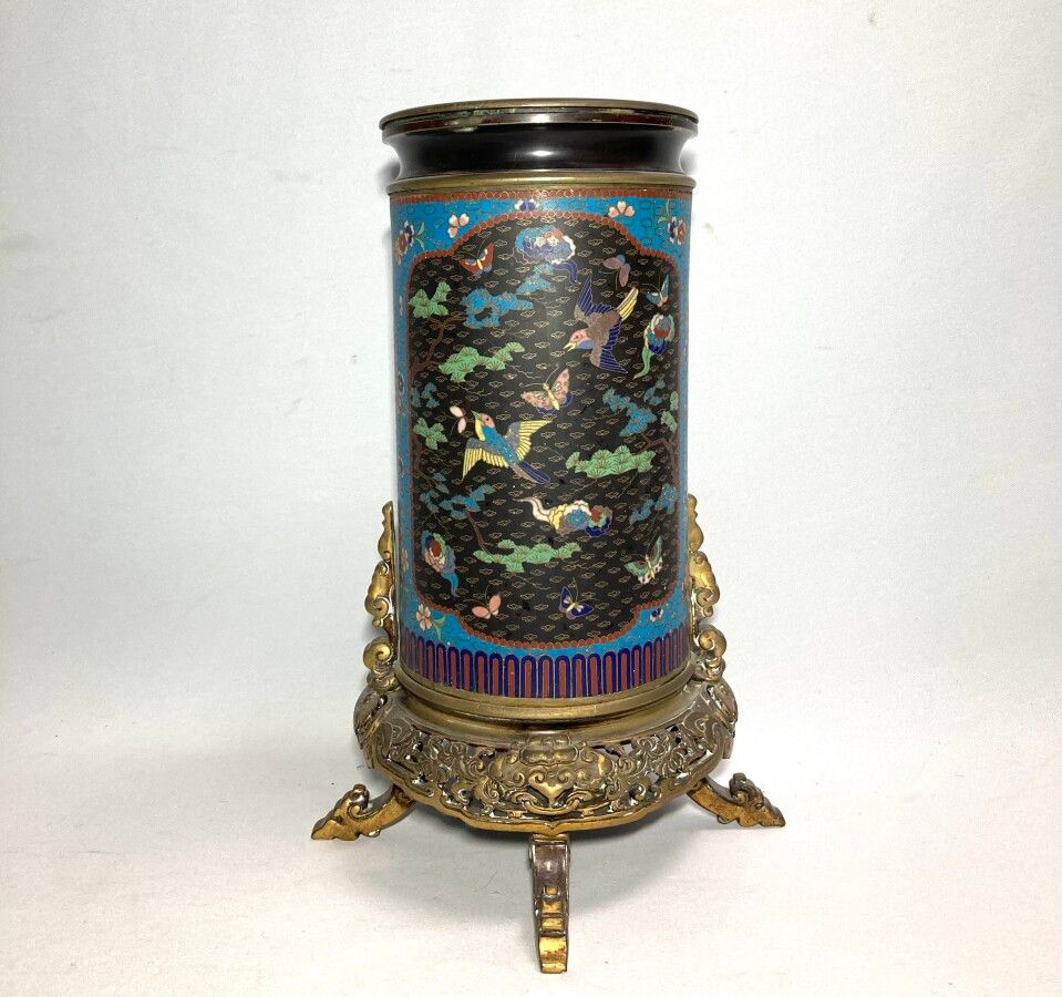 Null 中国

景泰蓝青铜和多色珐琅卷轴花瓶，青铜框架上有鸟的图案

高：30.5厘米