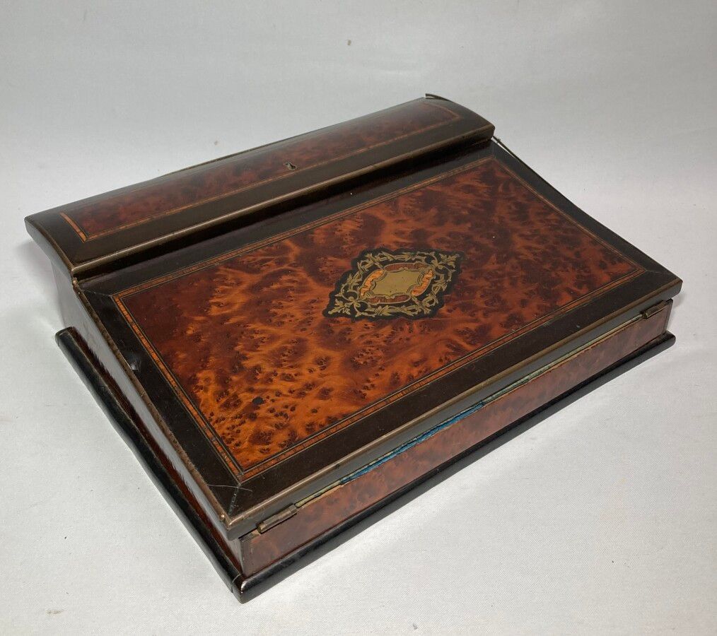 Null WRITING BOARD in veneer and brass marquetry

End of the XIXth century

H.: &hellip;