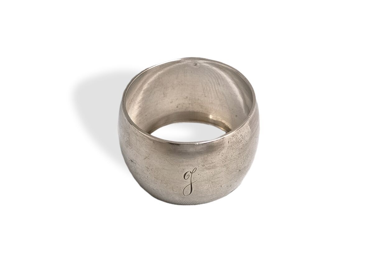 Null 银质餐巾环，刻有图案

密涅瓦。Goldsmith: Paul CANAUX et Cie (1892-1911)

高：3.5厘米 重量：42克