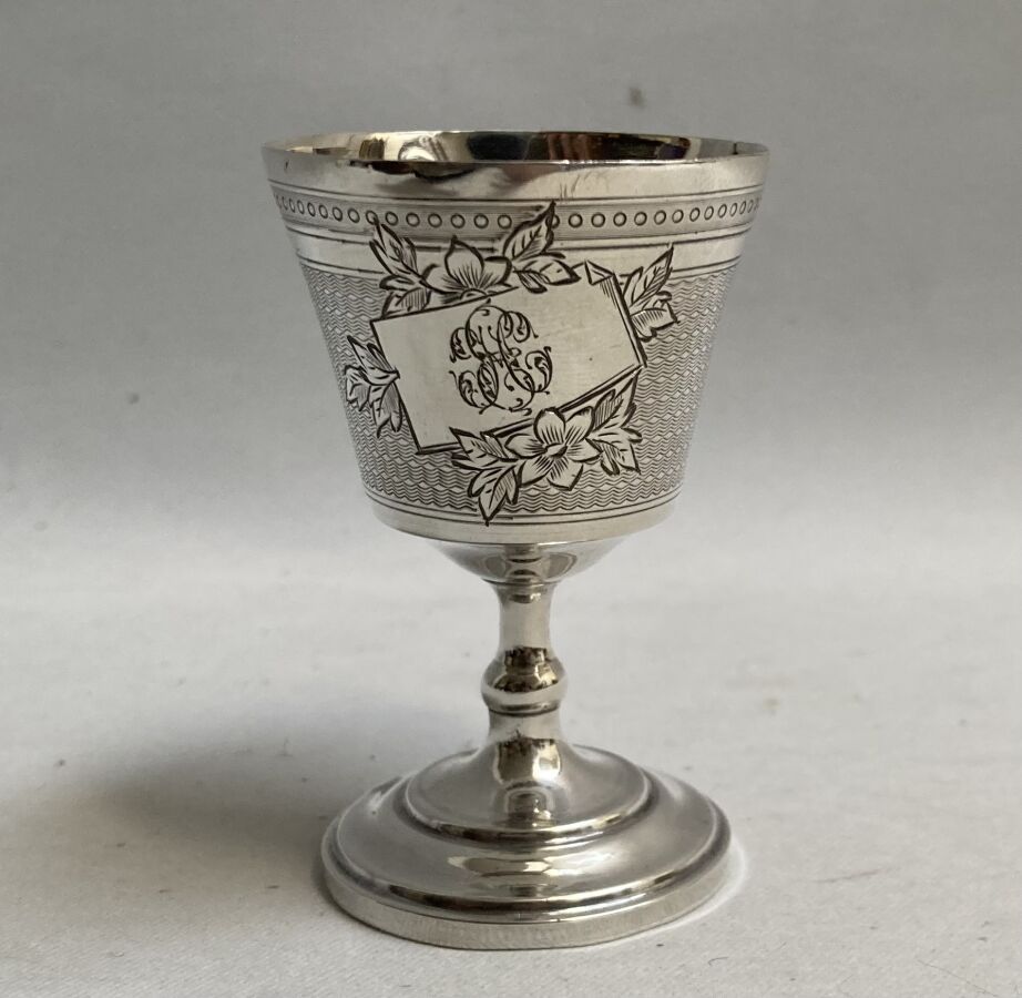 Null Silver COQUETIER on a pedestal, engraved

Minerve

H.: 6.7 cm Weight: 28 gr