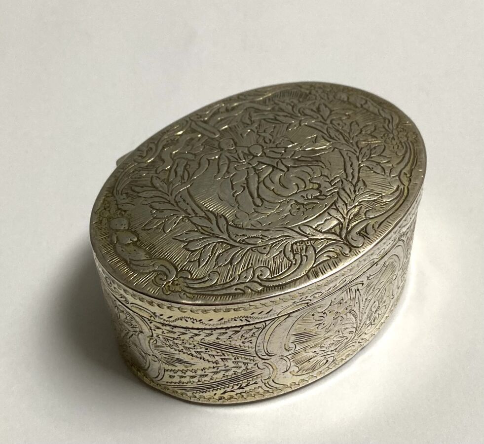 Null Ovale TABATIERE-BOX aus ehemals vergoldetem Silber mit reichem, allseitig g&hellip;