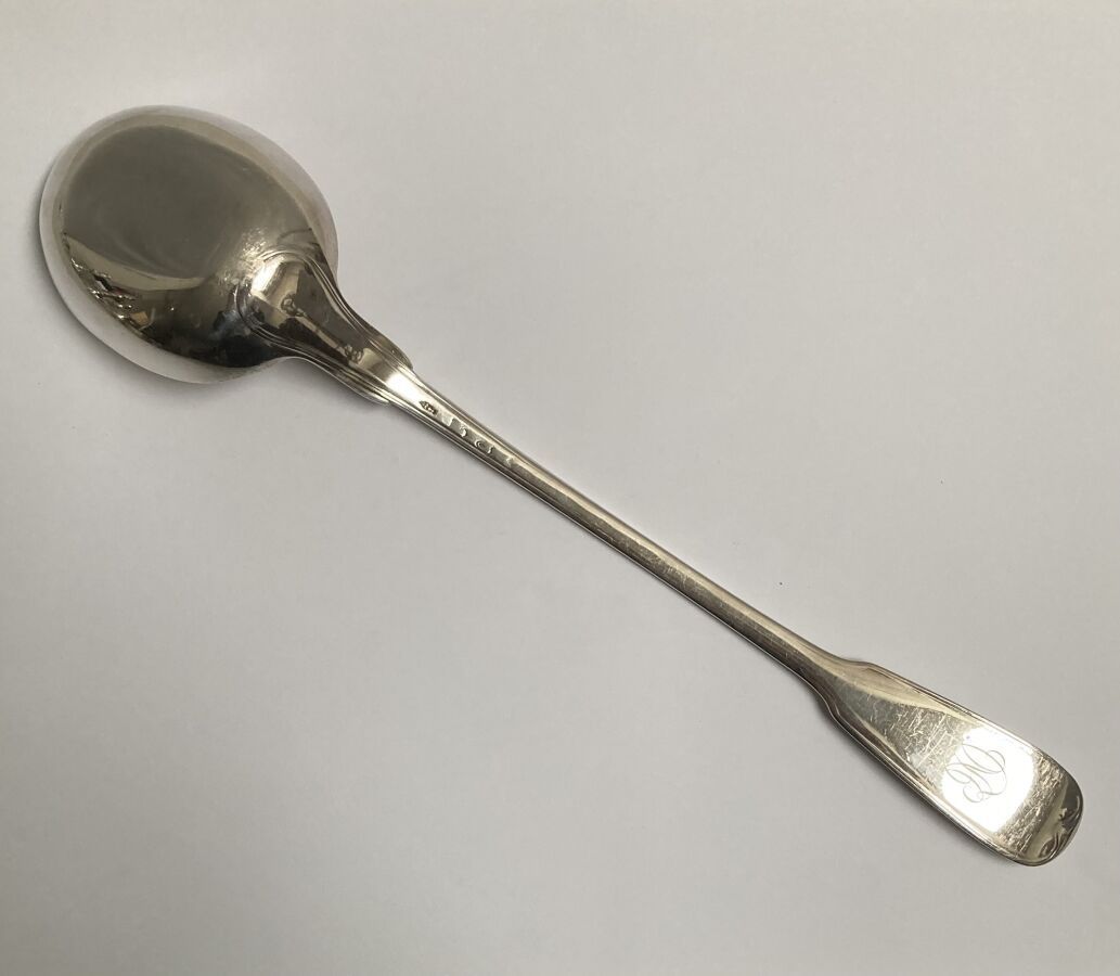 Null 
Importante cucchiaio da olio in argento, modello filetti, inciso




Parig&hellip;
