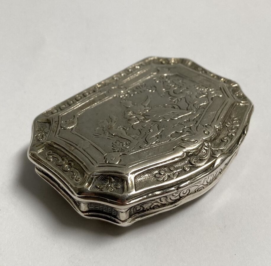 Null TABATIERE box in silver, decorated with characters, landscapes and geometri&hellip;